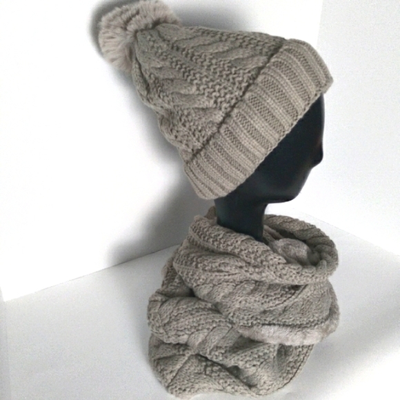 Host Pick! Grey Beanie With Infinity Scarf Set-OS  NWT - Picture 2 of 7